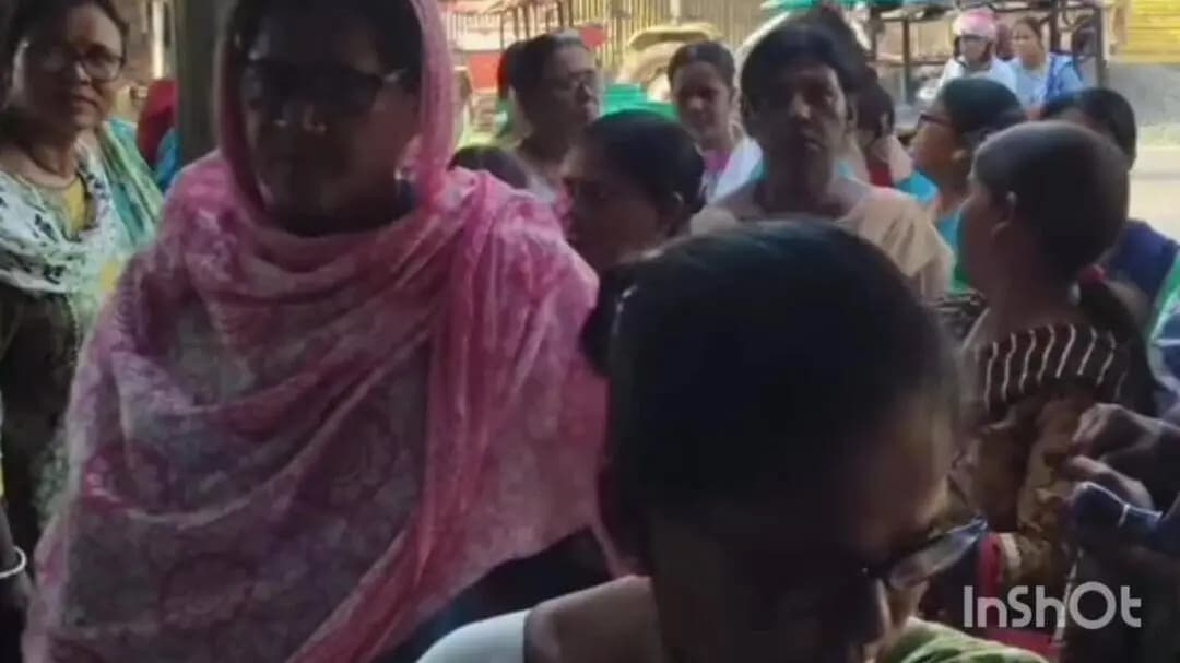 গাজোল: গাজোলে ৫ মাসের বকেয়া মিড ডে মিলের টাকা, ICDS অফিসে তালা ঝুলিয়ে বিক্ষোভ কর্মীদের
