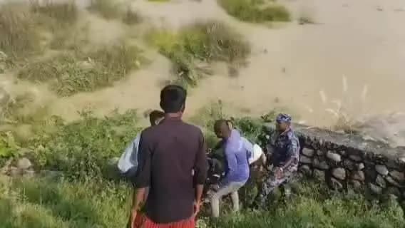 बैरगनियां: भारत-नेपाल मैत्री पुल पर बाइक असंतुलित होकर नीचे गिरी, सवार बाल-बाल बचा
