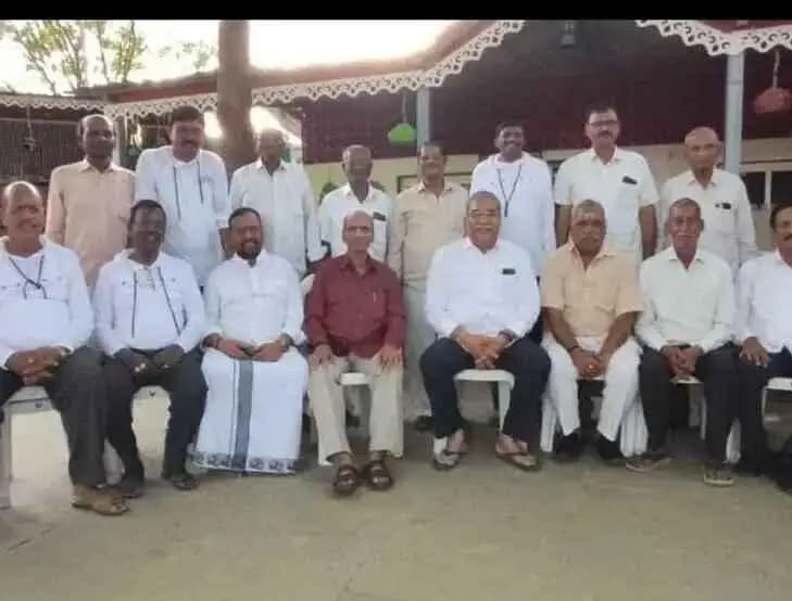రామాయంపేట్: 50 ఏళ్ల తర్వాత కలిసిన స్నేహితులు: రామాయంపేట పాఠశాల పూర్వ విద్యార్థుల ఆత్మీయ కలయిక