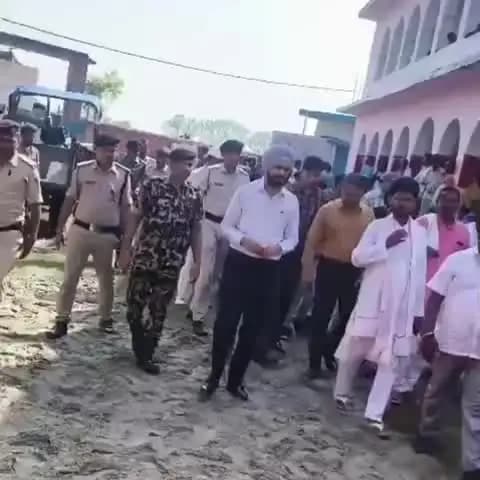 बैरिया: बैरिया में बाढ़ के अलर्ट पर डीएम तरनजोत सिंह ने गंडक नदी और सामुदायिक किचन का निरीक्षण किया