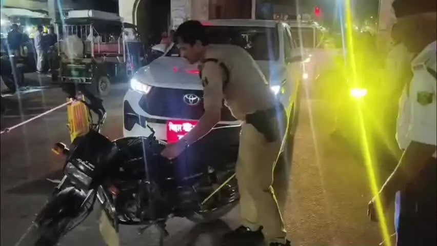 मोहनिया: चालान कटने से नाराज बाइक सवार ने पथ निर्माण मंत्री का काफिला रोका, सड़क पर दिया धरना