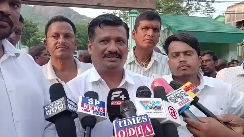 ନୟାଗଡ: ଜ୍ଞାନେଶ କୁମାରଙ୍କୁ ବହିଷ୍କାର ଓ ଗିରଫ ଦାବିରେ କଂଗ୍ରେସର ବିକ୍ଷୋଭ, ଜିଲାପାଳଙ୍କ କାର୍ଯ୍ୟାଳୟ ଘେରାଉ, ଜିଲାପାଳଙ୍କୁ ଦାବି ପତ୍ର ପ୍ରଦାନ