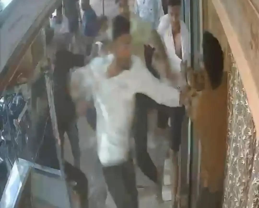 धुळे: मनोहर टॉकीज परिसरात गावठी कट्ट्यांसह दोन लोक जेरबंद