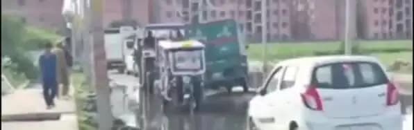 भलस्वा डेयरी JJ कॉलोनी रोड पर जलभराव और हादसों का खतरा