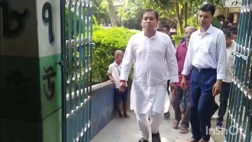 বালুরঘাট: পড়ুয়াদের সঙ্গে বসে মিড ডে মিল খেলেন কুশমন্ডির বিধায়ক