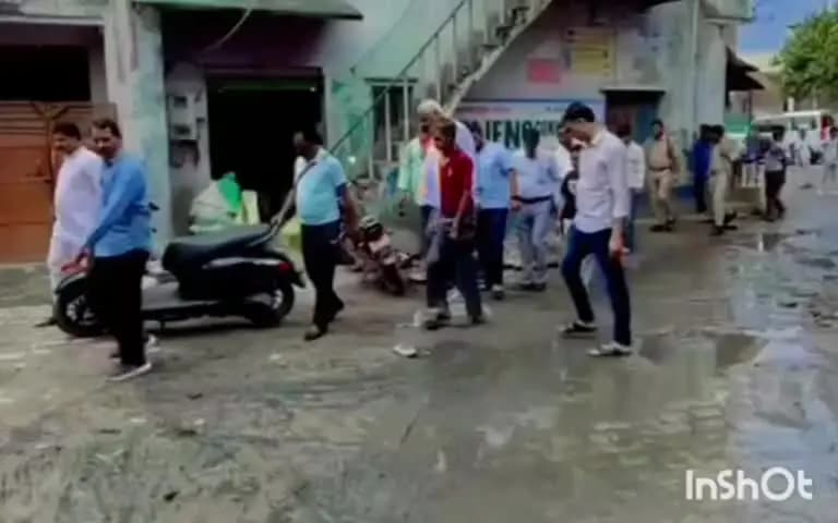 एत्मादपुर: शाहदरा वार्ड 55 की बघेल बस्ती में विधायक डॉ. धर्मपाल सिंह ने पानी, सीवर, नाली और सड़क समस्या का किया निरीक्षण
