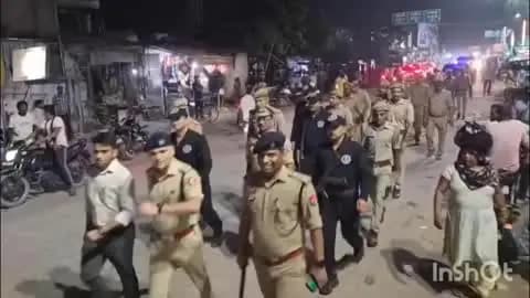 इगलास: इगलास में एसएसपी अलीगढ़ नीरज जादौन ने पैदल गश्त कर सुरक्षा व्यवस्थाओं का लिया जायजा