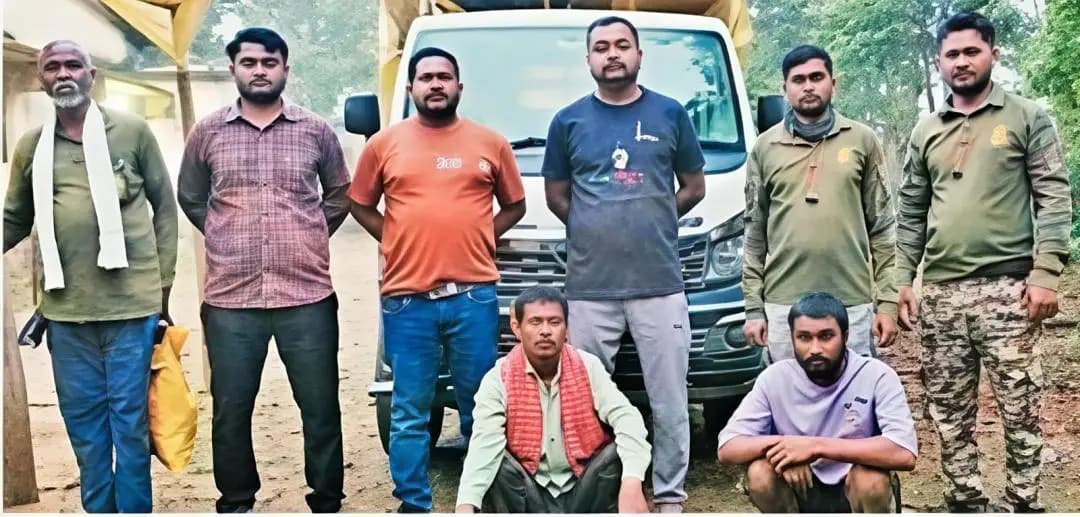 गडचिरोली: गोमनी टोळा जवळून अवैध सागवान लाकूड वाहतूक पकडली