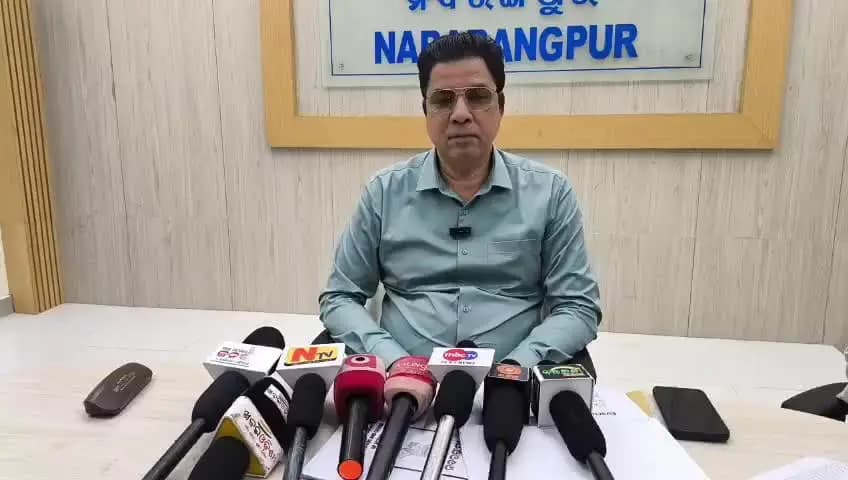 ନବରଙ୍ଗପୁର ପୋଲିସ ଷ୍ଟେସନ: ବନ୍ୟାରେ କ୍ଷୟକ୍ଷତି ର ସବିଶେଷ ତଥ୍ୟ ନିଜ କାର୍ଯ୍ୟାଳୟରେ ଉପସ୍ଥାପନ କଲେ ଜିଲ୍ଲାପାଳ ଡ଼ଃ ମହେଶ୍ୱର ସ୍ୱାଇଁ