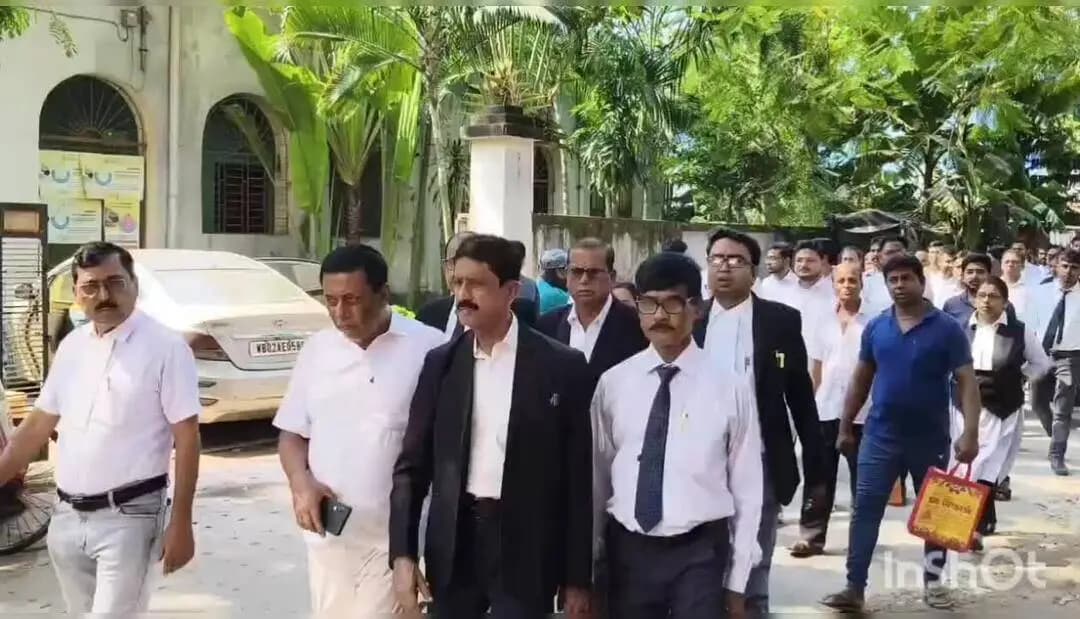 গাইঘাটা: আদালত চত্বরে আইনজীবীদের উপরে আক্রমণের প্রতিবাদের বনগাঁ কোর্টে আইনজীবীদের প্রতিবাদ মিছিল ।