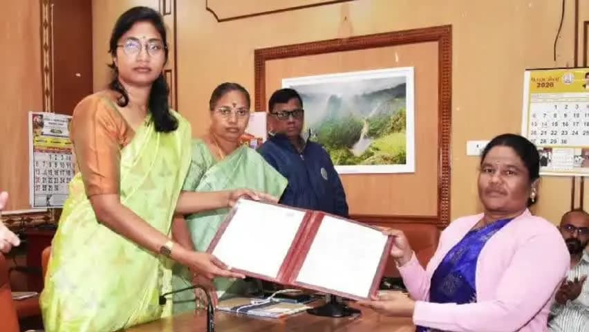 உதகமண்டலம்: கருணை அடிப்படையில் 1 நபருக்கு குஞ்சப்பணை அரசு பழங்குடியினர் உண்டு உறைவிடப்பள்ளியில் சமையலர் பணிக்கான பணி நியமன ஆணை வழங்கல்