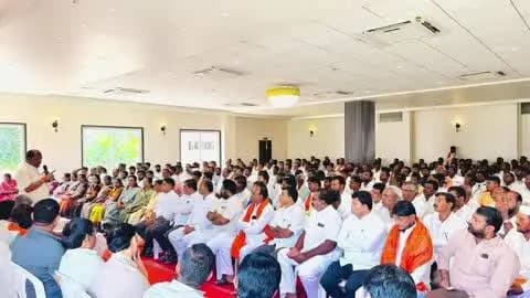 परभणी: राजलक्ष्मी लॉन्स येथे शिवसेनेची बैठक खासदार संजय जाधव यांची उपस्थिती