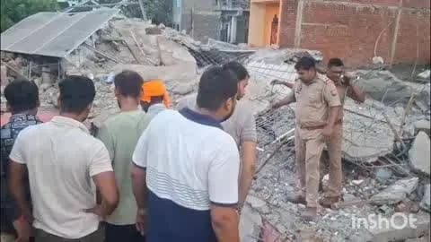 बिंदकी: मलवा कस्बे में विस्फोट से ताश के पत्ते की तरह ढहा मकान, चार लोगों की मौत, तीन गंभीर घायल, डीएम और एसपी पहुंचे