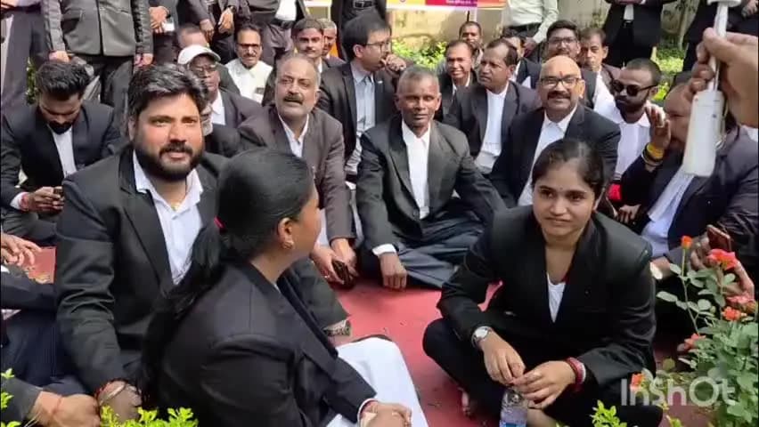 इस्लामनगर अलीगंज: जमुई व्यवहार न्यायालय के अधिवक्ता को थाने ले जाने के विरोध में वकीलों ने किया प्रदर्शन