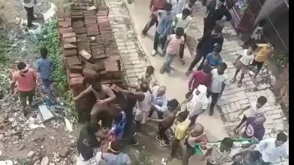 बलिया: बलिया के मिरदह टोली (वार्ड 17) में बीते दिनों दो समुदायों के बीच हिंसक झड़प, मारपीट व पथराव