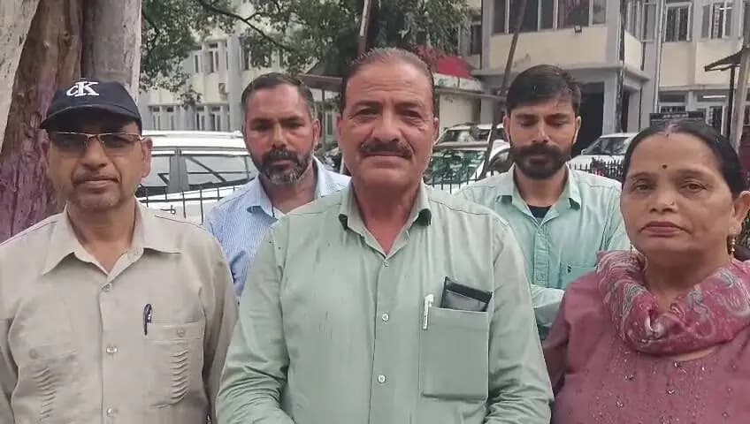 करसोग: करसोग में बंद प्राथमिक स्वास्थ्य केंद्र से प्रभावित ग्रामीणों की बढ़ी चिंता