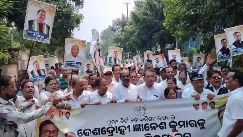 କଟକରେ କଂଗ୍ରେସର ବିକ୍ଷୋଭ: ପ୍ରଧାନମନ୍ତ୍ରୀ ଓ ଗୃହମନ୍ତ୍ରୀଙ୍କ କୁଶପୁତ୍ତଳିକା ଦାହ