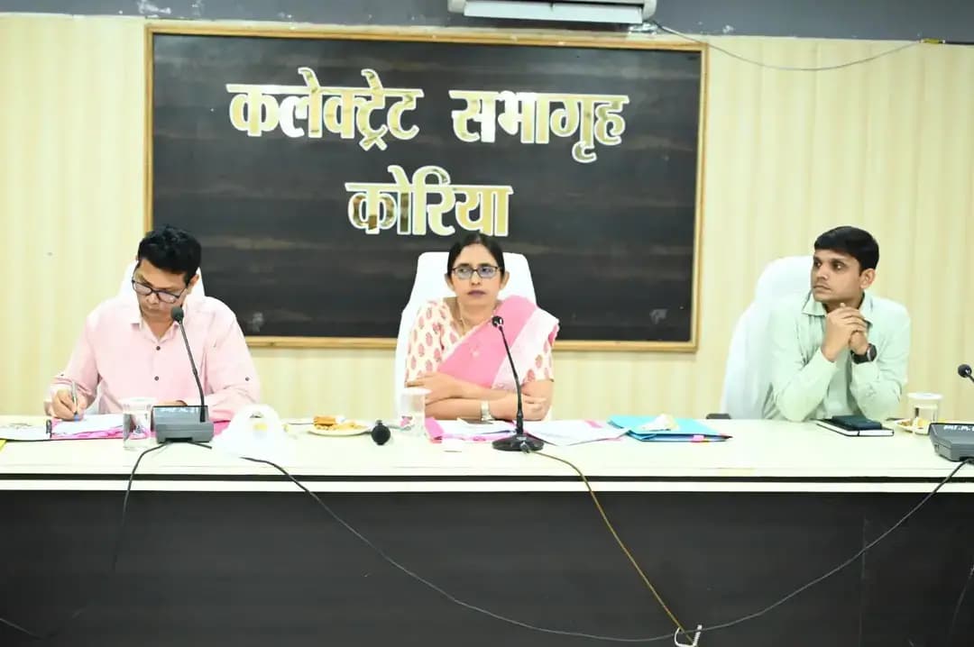 बैकुण्ठपुर और शिवपुर-चरचा नगरीय निकायों के वार्डों का आरक्षण सम्पन्न
कोरिया जिले के नगर पालिका परिषद बैकुण्ठपुर एवं शिवपुर-चरचा के वार्डों के आरक्षण की प्रक्रिया आज कलेक्टर कार्यालय के सभाकक्ष में सम्पन्न हुई।
बैकुण्ठपुर के 20 एवं शिवपुर-चरचा के 15 वार्डों में अनुसूचित जाति, अनुसूचित जनजाति, अन्य पिछड़ा वर्ग एवं अनारक्षित प्रवर्ग के लिए आरक्षण निर्धारित किया गया। महिला आरक्षण का भी प्रावधान रखा गया।
आरक्षण प्रक्रिया कलेक्टर एवं विहित अधिकारियों की उपस्थिति में पारदर्शी एवं नियमानुसार सम्पन्न हुई।
#KoreaDistrict #Baikunthpur #ShivpurCharacha #WardReservation #DistrictAdministrationKorea