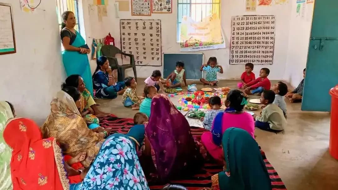 सेवा संकल्प अभियान के अंतर्गत केंद्र तूहियामुड़ा में ‘आंगन का उत्सव’ कार्यक्रम का आयोजन किया गया।
इस अवसर पर महिलाओं एवं माताओं को संतुलित एवं पौष्टिक आहार, स्वस्थ जीवनशैली तथा बच्चों के उचित पालन-पोषण एवं देखभाल के संबंध में महत्वपूर्ण जानकारी दी गई। साथ ही पोषण जागरूकता एवं बाल विकास से जुड़ी विभिन्न गतिविधियों का आयोजन किया गया।
#आंगन_का_उत्सव #WCD #vishnudeosai #gariyaband #sevasankalpabhiyan सेवा_संकल्प_अभियान