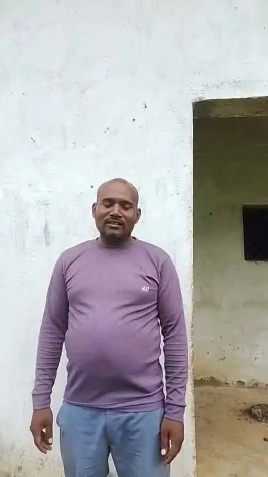 ग्राम हीरापुर खास निवासी श्री भगवानदास सौंर को प्रधानमंत्री आवास योजना-ग्रामीण का मिला लाभ। श्री भगवानदास योजना लाभ मिलने पर प्रधानमंत्री श्री नरेन्द्र मोदी जी को धन्यवाद दे रहे हैं।