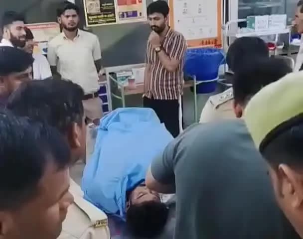 ललितपुर: चौकाबाग में युवक की निर्मम हत्या, आरोपी फरार, अस्पताल में परिजनों ने किया हंगामा, शव पोस्टमार्टम के लिए भेजा गया