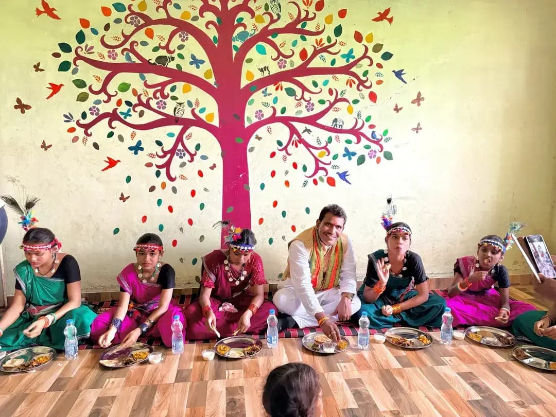 सेवा संकल्प अभियान के अंतर्गत न्योता भोज।।
सिंधौरी, राजिम स्थित सक्षम दिव्यांग आवासीय विद्यालय में जनपद पंचायत फिंगेश्वर द्वारा न्योता भोज कार्यक्रम आयोजित किया गया। इस अवसर पर विधायक श्री रोहित साहू ने दिव्यांग बच्चों से आत्मीय संवाद किया, उन्हें गणवेश वितरित की तथा बच्चों के साथ बैठकर न्योता भोज किया।
श्रवण बाधित बच्चों ने मनमोहक प्रस्तुति देकर कार्यक्रम को भावपूर्ण बनाया। इस अवसर पर बच्चों के उत्साहवर्धन के साथ सेवा, संवेदना और सम्मान की भावना को प्रोत्साहित किया गया।
#सेवा_संकल्प_अभियान #न्योता_भोज #दिव्यांग_सशक्तिकरण #जनसेवा #सक्षम_विद्यालय