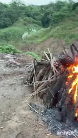 औरैया: रेल की पटरियों पर मिले अज्ञात युवक के शव की 72 घंटे तक पहचान न होने पर इटावा के रक्तदाता समूह ने शेरगढ़ घाट पर किया