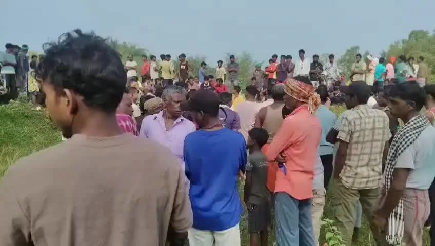 टुंडी: टुंडी के गुलियाडीह में हाथियों के कुचलने से सहायक अध्यापक की मौत, ग्रामीणों में भारी आक्रोश