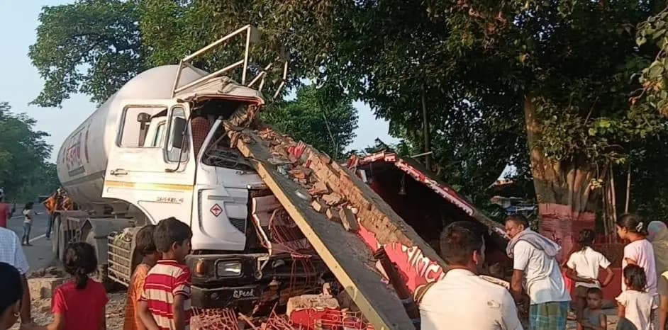 कुर्सेला: कटिहार में गैस टैंकर का मंदिर से टकराव, कोई हताहत नहीं