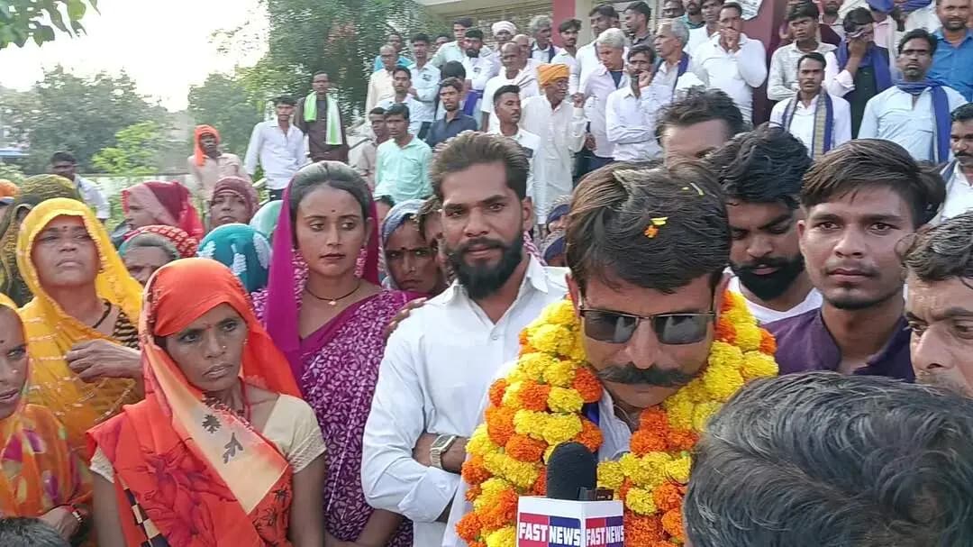 पिछोर में अवैध शराब के खिलाफ सड़कों पर उतरी भीम आर्मी, भाजपा-कांग्रेस नेताओं पर उठाए सवाल जशरथ आजाद ने क्या कहा है