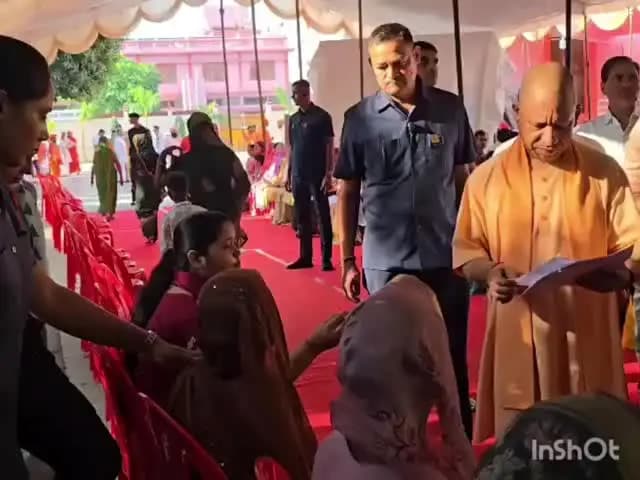 गोरखपुर: गोरखनाथ मंदिर में सीएम ने फरियादियों की समस्याएं सुनीं, निस्तारण के अधिकारियों को दिए सख्त निर्देश