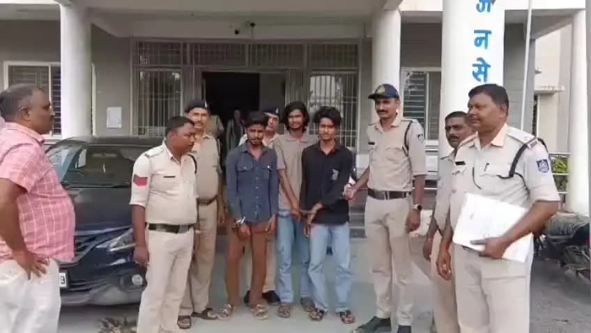 पन्ना: पन्ना पुलिस ने गुनौर थाना क्षेत्र से 72 लीटर अवैध शराब, 315 बोर कट्टा-कारतूस सहित 3 आरोपी किए गिरफ्तार