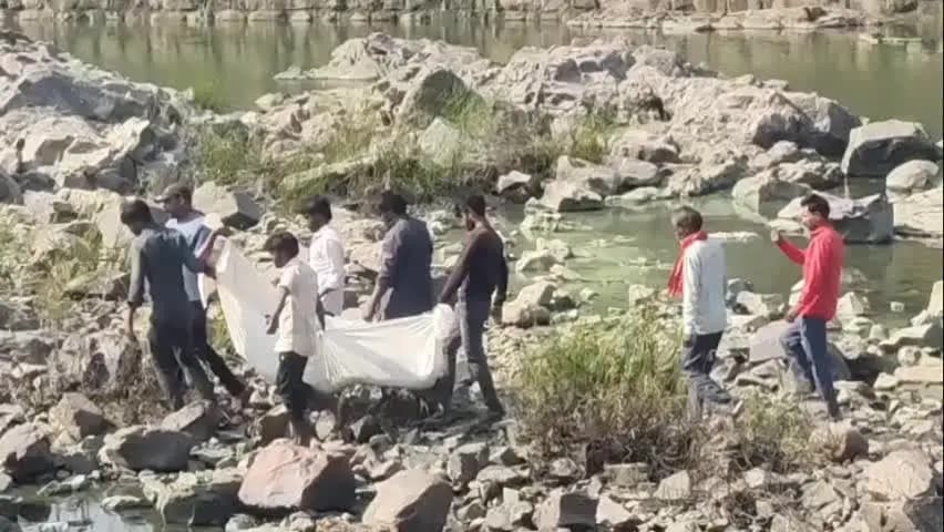 झांसी: सुकुवां-ढुकुवां बांध में एक साथ 3 युवकों की लाश मिलने से मचा हड़कम्प, पुलिस कर रही शिनाख्त का प्रयास