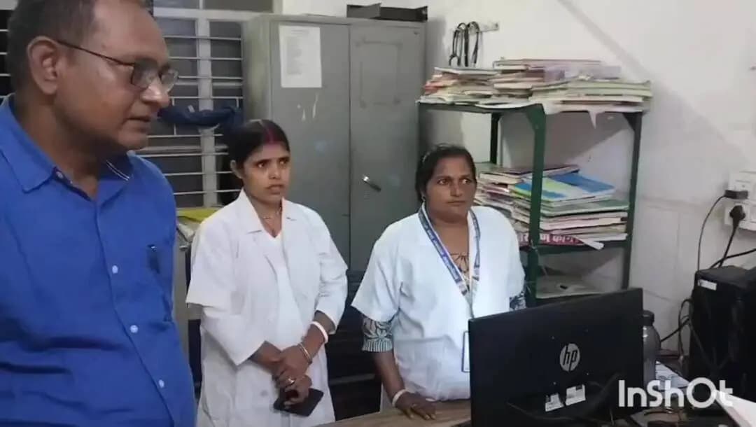 संग्रामपुर: सीएचसी संग्रामपुर में अनियमितता पर एसडीओ ने फटकारा, 24 घंटे में प्रभार सौंपने का निर्देश