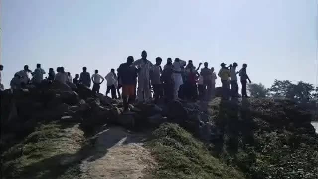 तमकुही राज: एपी तटबंध टूटने से 35 गांवों में बाढ़ का कहर, घर छोड़कर पलायन करने को मजबूर ग्रामीण