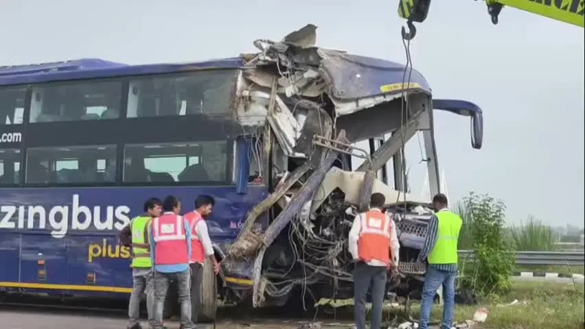 बिलग्राम: हरदोई के बिलग्राम में गंगा एक्सप्रेसवे पर अनियंत्रित होकर सवारियों से भरी डबल डेकर बस पलटी, 17 यात्री घायल, 2 गंभीर