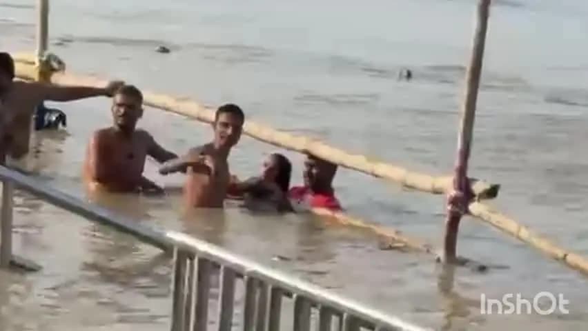 मुंगेर: बबुआ गंगा घाट पर डूबने की कोशिश कर रही महिला को गोताखोरों ने बचाया, 112 पुलिस को सौंपा
