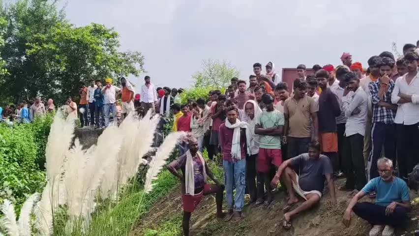 मोहनिया: गिट्टी लदे हाईवा की टक्कर से 9वीं की छात्रा की मौत, लोगों ने किया सड़क जाम