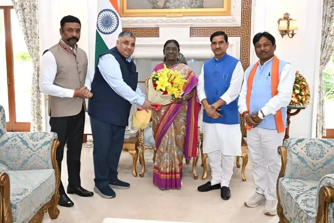 बस्तर दशहरा के मुरिया दरबार में शामिल होंगी राष्ट्रपति श्रीमती द्रौपदी मुर्मु
मुख्यमंत्री श्री विष्णु देव साय के निमंत्रण पर राष्ट्रपति श्रीमती द्रौपदी मुर्मु ने 23 अक्टूबर 2026 को जगदलपुर में आयोजित होने वाले मुरिया दरबार में शामिल होने का आमंत्रण स्वीकार किया है।
राष्ट्रपति को मुख्यमंत्री का निमंत्रण पत्र सौंपने के अवसर पर केंद्रीय मंत्री श्री तोखन साहू, संस्कृति एवं पर्यटन मंत्री श्री राजेश अग्रवाल, बस्तर सांसद श्री महेश कश्यप तथा संस्कृति एवं पर्यटन विभाग के सचिव डॉ. एस. भारतीदासन उपस्थित रहे।
मां दंतेश्वरी को समर्पित बस्तर दशहरा अपनी विशिष्ट जनजातीय परंपराओं, लोक आस्था और सामुदायिक सहभागिता के लिए देशभर में विशेष पहचान रखता है। मुरिया दरबार बस्तर की जीवंत सामाजिक एवं सामुदायिक परंपरा का महत्वपूर्ण हिस्सा है। राष्ट्रपति की उपस्थिति से बस्तर की जनजातीय संस्कृति, लोक परंपराओं और गौरवशाली विरासत को राष्ट्रीय स्तर पर नई पहचान मिलने का अवसर बनेगा।
#SushasanSarkar #सुशासन_सरकार #BastarDussehra #MuriaDarbar #BastarCulture