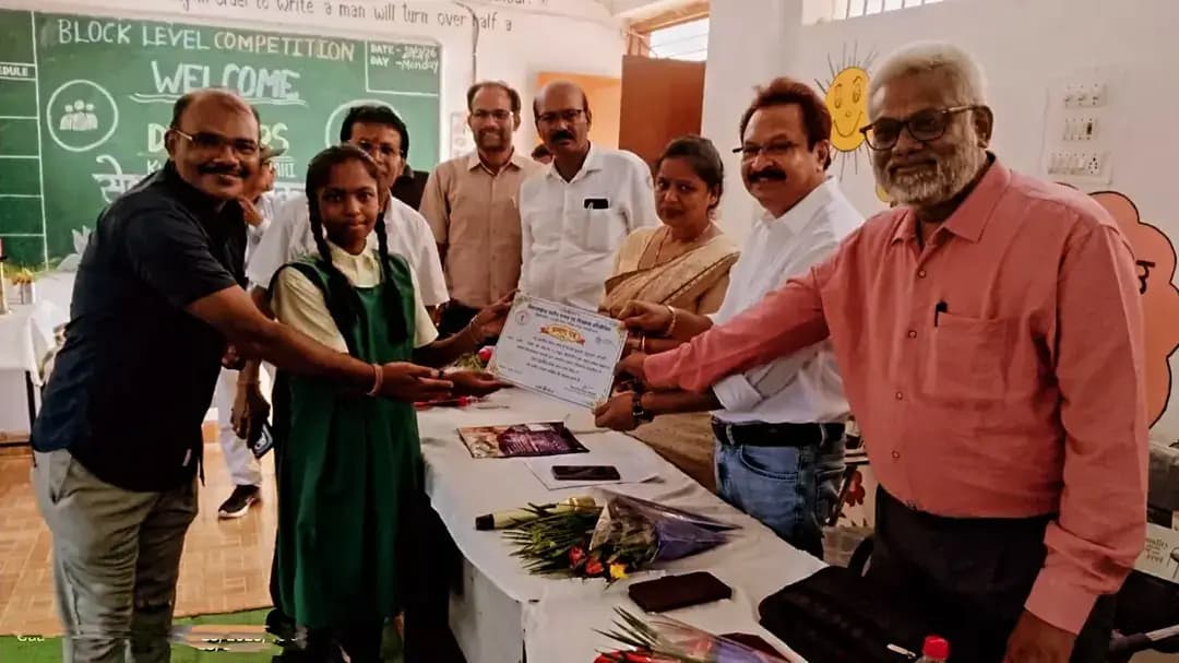 सेवा संकल्प अभियान
विकासखंड मरवाही में आयोजित चित्रकला प्रदर्शनी एवं भाषण प्रस्तुतिकरण कार्यक्रम में प्रतिभागियों ने अपनी रचनात्मकता, प्रतिभा एवं विचारों का सुंदर प्रदर्शन किया और विजेताओं को प्रमाण पत्र प्रदान किया गया।
#मेरेसपनोंकाभारत #MereSapnoKaBharat
#सेवा_संकल्प_अभियान #सेवा_की_कहानी #SevaSankalpAbhiyan