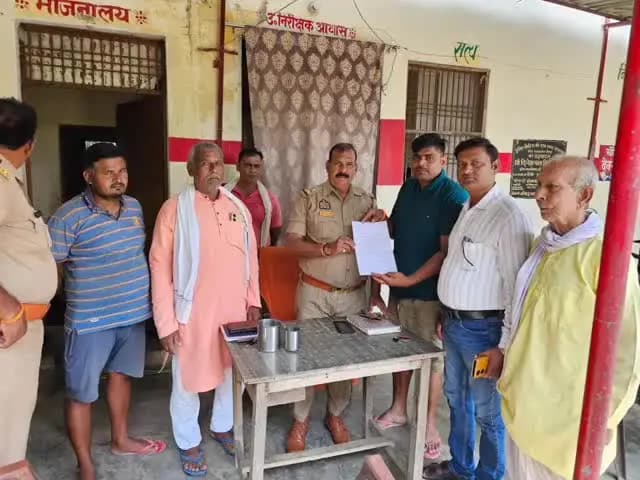 बदलापुर: सेनपुर गांव में विधायक के नाम की शिलापट्ट को अराजकतत्वों ने नहीं तोड़ा, आक्रोशित ग्रामीणों ने पुलिस को दी लिखित तहरीर
