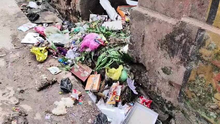 मनिया: मनियां में गंदगी के ढेर से बढ़ा डेंगू-मलेरिया का खतरा, सफाई व्यवस्था बदहाल