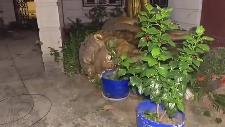 বারাসাত ১: বারাসাতের তৃণমূলের নেতা তথা প্রাক্তন কাউন্সিলর অরুণ ভৌমিকের বাড়ি ও পার্টি অফিস ভাঙচুর চালালো দুষ্কৃতীরা