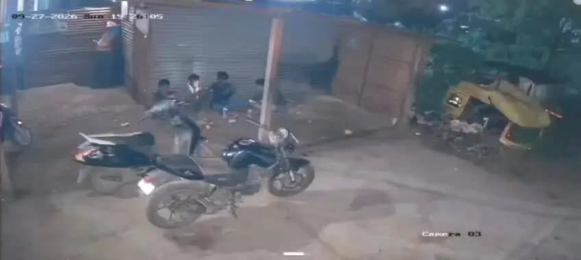 सातारा: उंबरकर गँगची दहशत कायम; करंजेत युवकांच्या डोक्याला पिस्तूल, व्हिडिओ व्हायरल