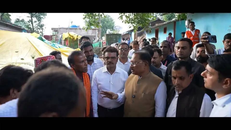 संकट की इस घड़ी में हर प्रभावित परिवार के साथ खड़ी है सुशासन सरकार!
प्रदेश के कई जिलों में भारी बारिश और बाढ़ जनित परिस्थितियों को देखते हुए मुख्यमंत्री श्री विष्णु देव साय के निर्देश पर राहत और बचाव कार्य युद्धस्तर पर जारी हैं।
मुख्यमंत्री श्री साय ने कहा कि प्रभावितों के लिए भोजन, दवाइयां, स्वास्थ्य शिविर और सुरक्षित आश्रय की व्यवस्था की गई है। आपदा से हर नागरिक को सुरक्षित बाहर निकालना ही हमारी सर्वोच्च प्राथमिकता है।
#Chhattisgarh #CMOCG #FloodRelief #CGFightsFlood #Bastar #Sukma #VishnuDeoSai