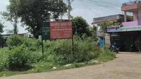 सेलू: आचारसंहिता लागू, तरी सेलूत राजकीय पक्षांच्या फलकांचा ‘दबदबा’; प्रशासनाच्या कारवाईवर सवाल!