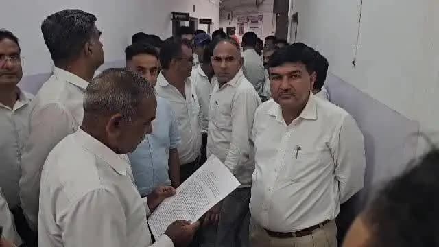 हनुमानगढ़: मुंशी को झूठे मामले में फंसाने और पेशेवर छवि खराब करने का आरोप, बार संघ अध्यक्ष के खिलाफ अधिवक्ताओं ने एसपी को दी शिकायत