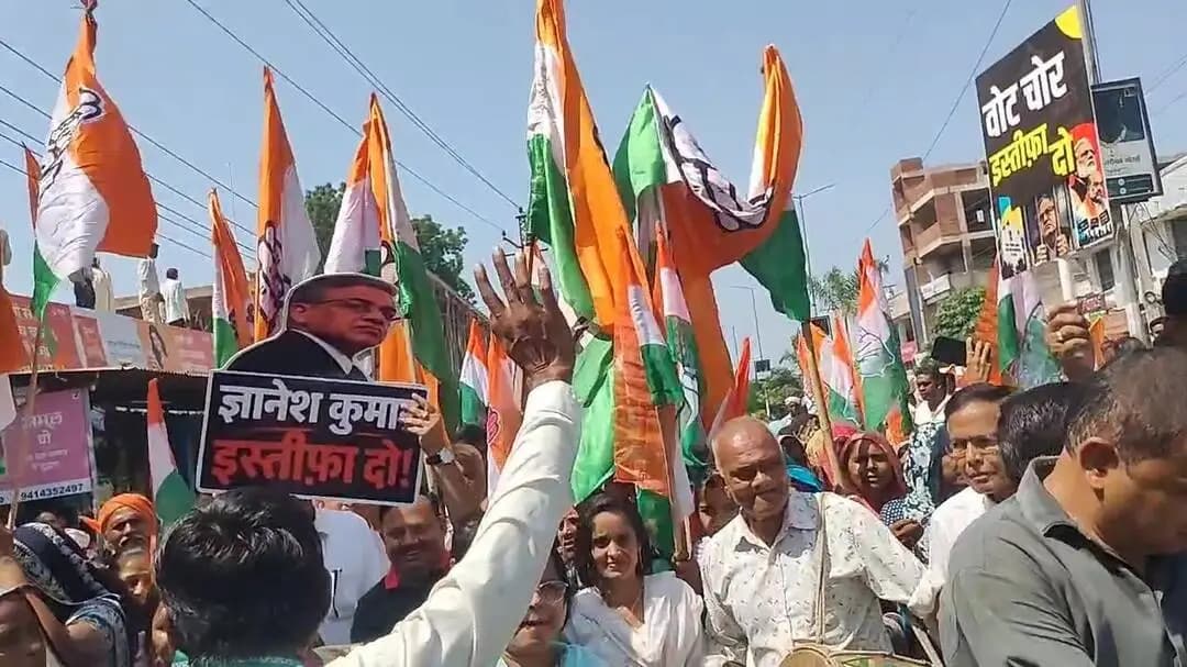 डूंगरपुर: कांग्रेस ने चुनाव आयुक्त ज्ञानेश कुमार के इस्तीफे की मांग को लेकर किया प्रदर्शन