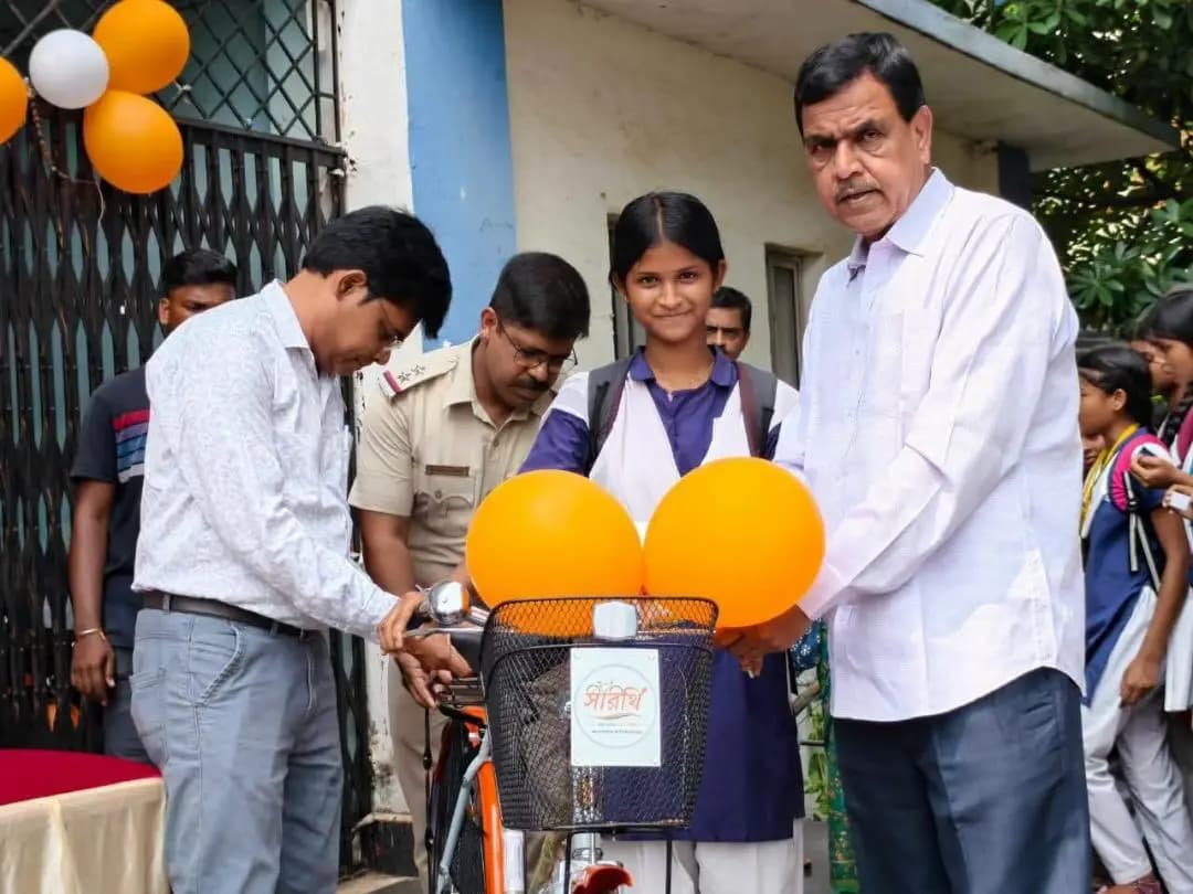 ওন্দা: ওন্দায় সাইকেল বিতরণে শিক্ষার্থীদের হাতে 'সারথী' প্রকল্পের সাইকেল