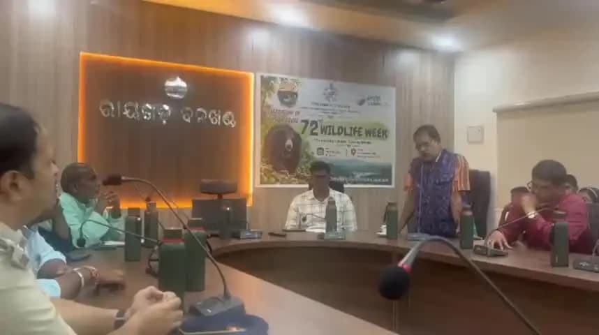 ରାୟଗଡା: ଜିଲ୍ଲା ବନଖଣ୍ଡ କାର୍ଯ୍ୟାଳୟ ପରିସରରେ ବ୍ୟକ୍ତି ବିଶେଷଙ୍କୁ ବିଭିନ୍ନ କାର୍ଯ୍ୟ ଦକ୍ଷତା ପାଇଁ ପୁରସ୍କୃତ